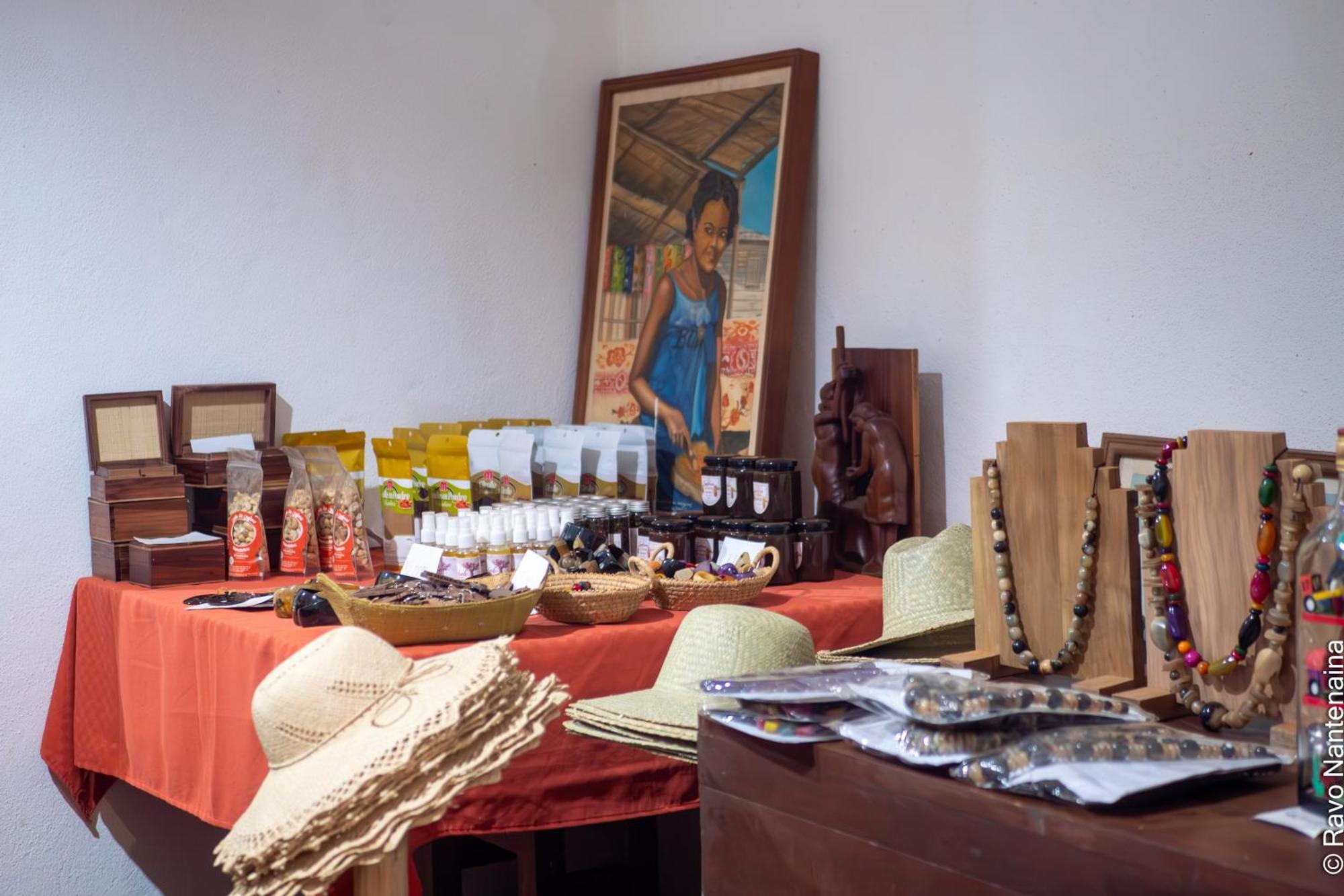 Olympe De Bemaraha Hotel Bekopaka ภายนอก รูปภาพ